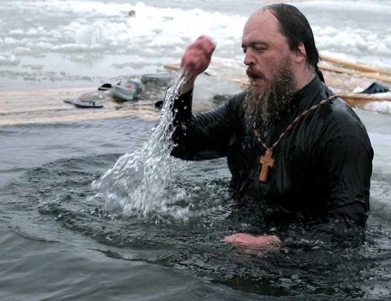 Купание в освященной воде на Крещение