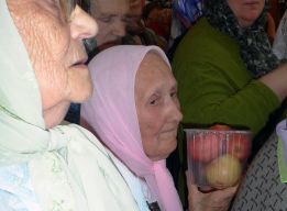 Бабушка с яблоками