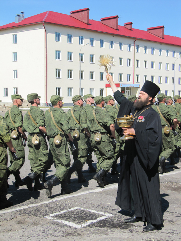 Полковой священник кропит солдат св. водой