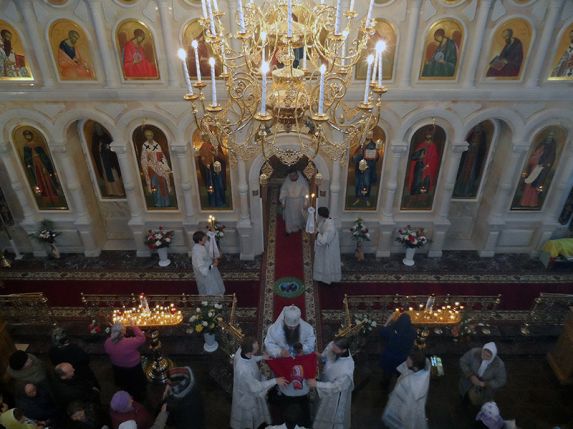 Первая литургия в Александро-Невской церкви