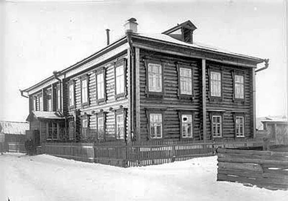 Деревянное здание школы