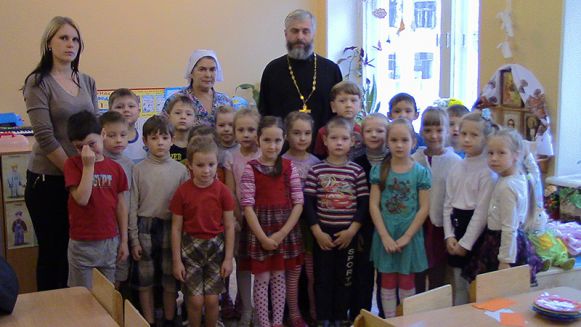 Священник в детском саду