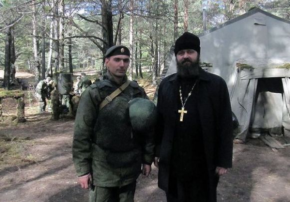 Полковой священник проводит духовно-воспитательную работу с личным составом
