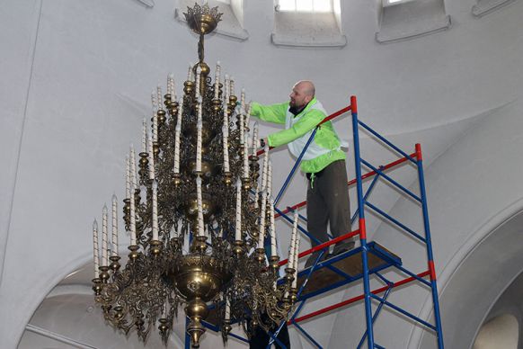 Уборка храма перед пасхой