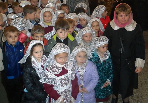 Православные гимназисты в церкви