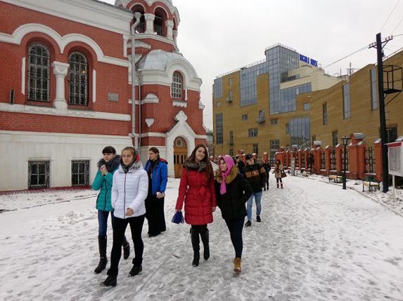 Экскурсия школьников по храмам города