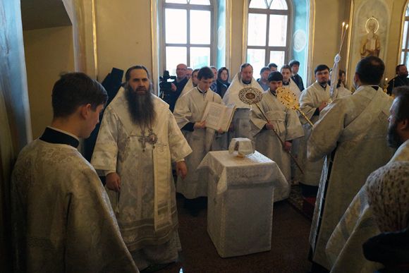Митрополит в притворе