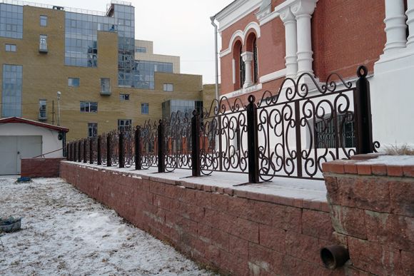 Декоративно-художественное ограждение на территории сормовского собора
