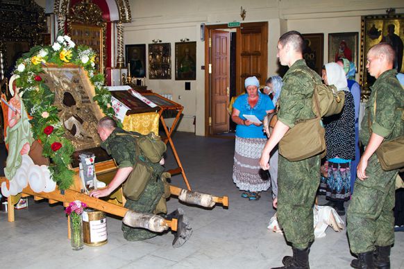 Военнослужащие в храме всех святых