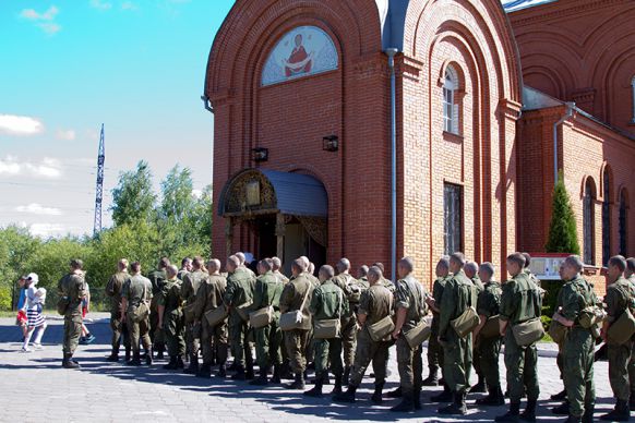 Военнослужащие в храме всех святых