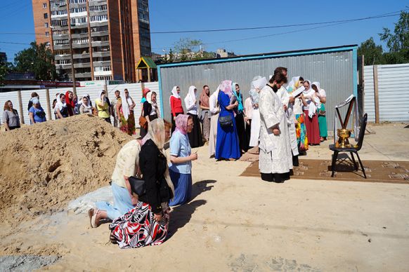 Слушают на коленях