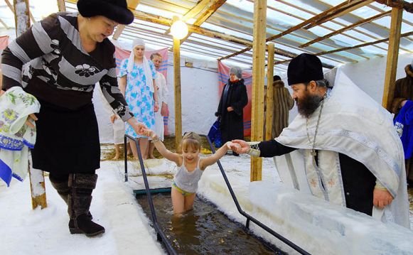 Купание в проруби на Крещение