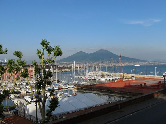 Вид на Везувий с набережной Неаполя